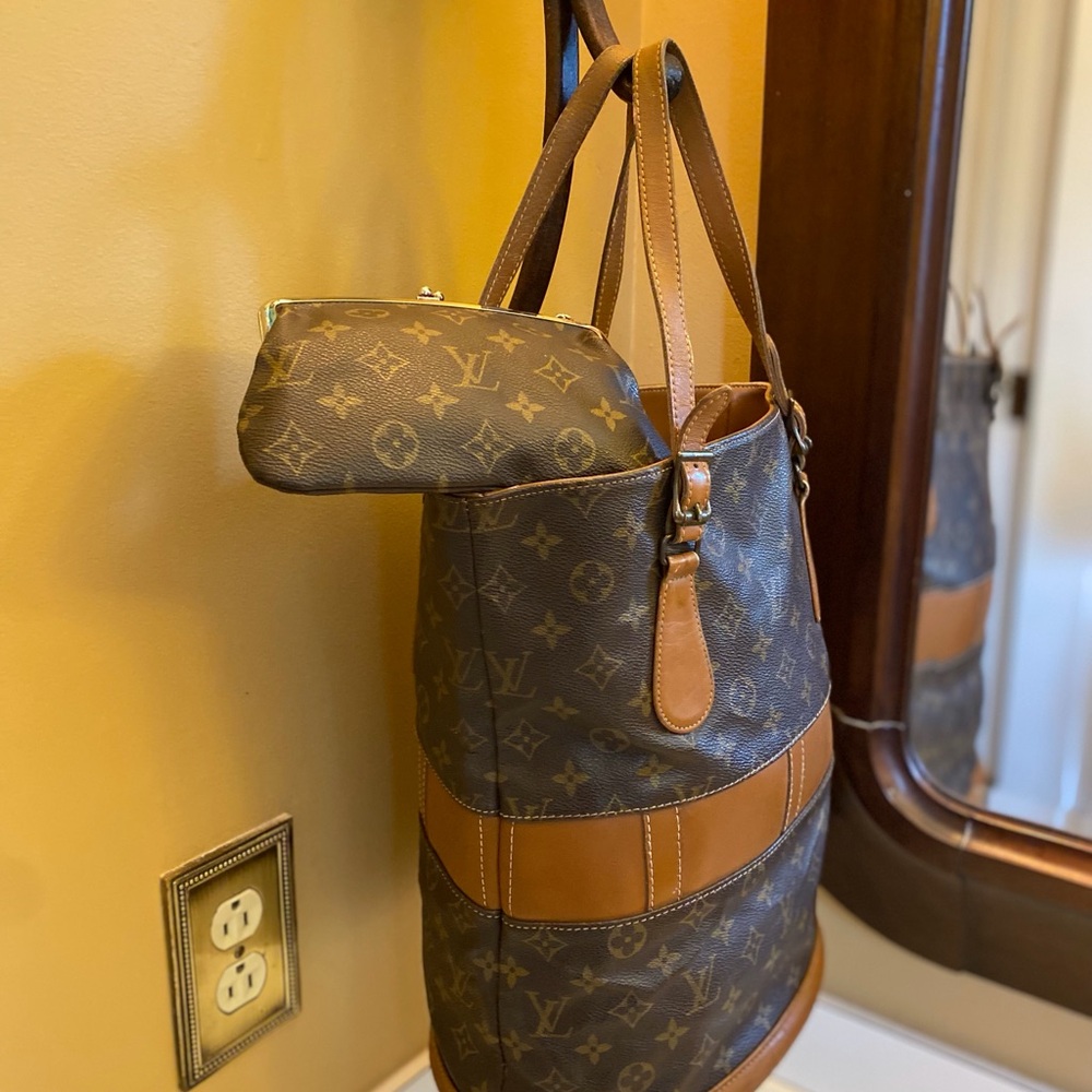LOUIS VUITTON VINTAGE MONOGRAM BUCKET BAG - Picture 3 of 13